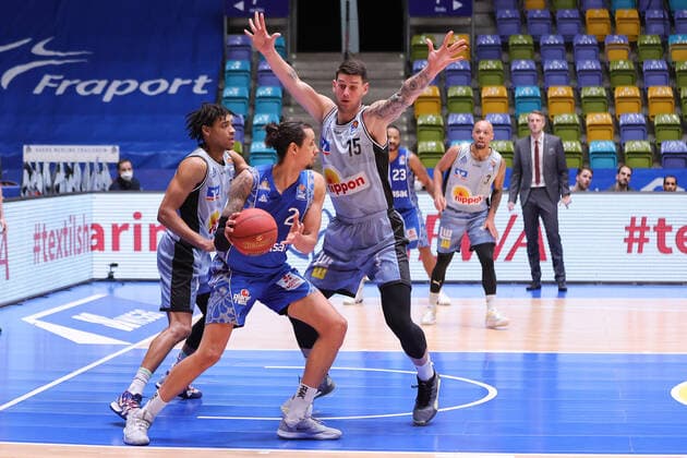 Fraport Skyliners - HAKRO Merlins Crailsheim, easyCredit BBL Michael Kessens (Fraport Skyliners, 2) wird von Bogdan Radosavljevic (Crailsheim, 15) abgedraengt. Basketball-Spiel der easyCredit BBL zwischen den Fraport Skyliners und HAKRO Merlins Crailsheim am 4. April 2021 in der Fraport-Arena in Frankfurt am Main., Frankfurt am Main Hessen Deutschland Fraport-Arena