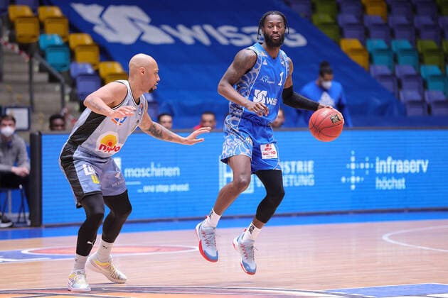Fraport Skyliners - HAKRO Merlins Crailsheim, easyCredit BBL Matt Mobley (Fraport Skyliners, 1) wird von Maurice Stuckey (Crailsheim, 3) angegriffen. Basketball-Spiel der easyCredit BBL zwischen den Fraport Skyliners und HAKRO Merlins Crailsheim am 4. April 2021 in der Fraport-Arena in Frankfurt am Main., Frankfurt am Main Hessen Deutschland Fraport-Arena