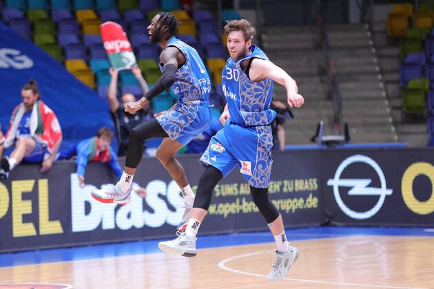 Fraport Skyliners - HAKRO Merlins Crailsheim, easyCredit BBL Matt Mobley (Fraport Skyliners, 1) und Jon Axel Gudmundsson (Fraport Skyliners, 30) jubeln. Basketball-Spiel der easyCredit BBL zwischen den Fraport Skyliners und HAKRO Merlins Crailsheim am 4. April 2021 in der Fraport-Arena in Frankfurt am Main., Frankfurt am Main Hessen Deutschland Fraport-Arena