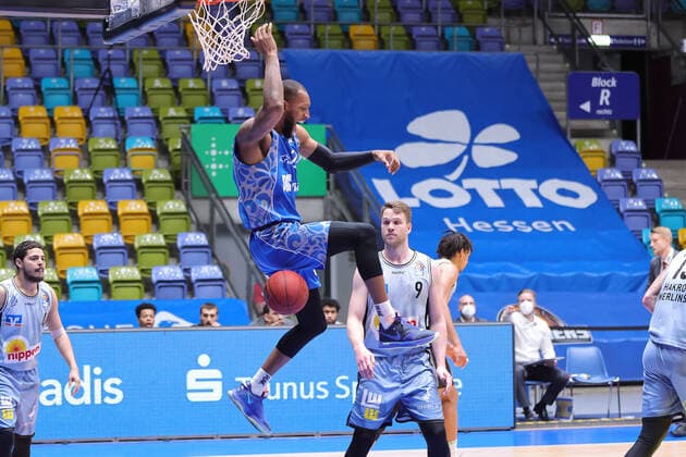 Fraport Skyliners - HAKRO Merlins Crailsheim, easyCredit BBL Dunking von Kamari Murphy (Fraport Skyliners, 21). Basketball-Spiel der easyCredit BBL zwischen den Fraport Skyliners und HAKRO Merlins Crailsheim am 4. April 2021 in der Fraport-Arena in Frankfurt am Main., Frankfurt am Main Hessen Deutschland Fraport-Arena
