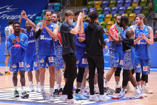 Basketball, BBL, Fraport Skyliners Frankfurt - HAKRO Merlins Crailsheim Fraport Skyliners - HAKRO Merlins Crailsheim, easyCredit BBL Jubel der Skyliners nach Spielende. Basketball-Spiel der easyCredit BBL zwischen den Fraport Skyliners und HAKRO Merlins Crailsheim am 4. April 2021 in der Fraport-Arena in Frankfurt am Main., Frankfurt am Main Hessen Deutschland Fraport-Arena