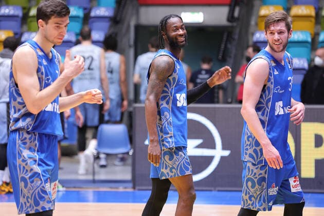 Basketball, BBL, Fraport Skyliners Frankfurt - HAKRO Merlins Crailsheim Fraport Skyliners - HAKRO Merlins Crailsheim, easyCredit BBL Bruno Vrcic (Fraport Skyliners, 7), Matt Mobley (Fraport Skyliners, 1) und Jon Axel Gudmundsson (Fraport Skyliners, 30) jubeln nach Spielende. Basketball-Spiel der easyCredit BBL zwischen den Fraport Skyliners und HAKRO Merlins Crailsheim am 4. April 2021 in der Fraport-Arena in Frankfurt am Main., Frankfurt am Main Hessen Deutschland Fraport-Arena
