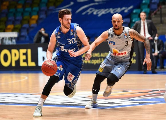 Basketball, BBL, Fraport Skyliners Frankfurt - HAKRO Merlins Crailsheim 04.04.2021, xjhx, Basketball BBL Bundesliga, Frankfurt Skyliners - Crailsheim Merlins emspor, v.l. Jon Axel Gudmundsson (Fraport Skyliners Frankfurt), Maurice Stuckey (Harko Merlins Crailsheim) Frankfurt am Main