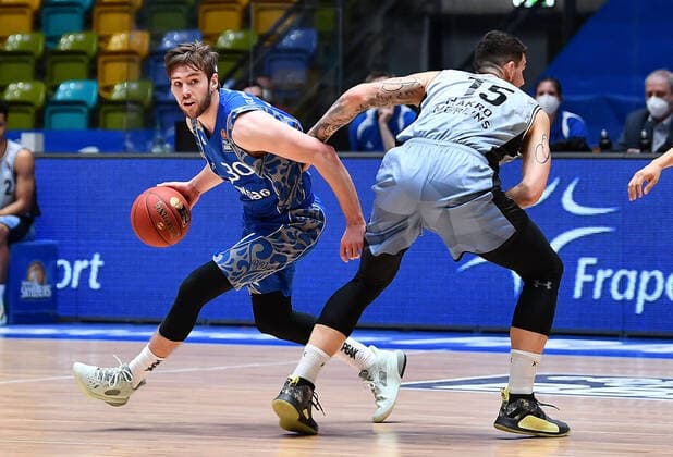 Basketball, BBL, Fraport Skyliners Frankfurt - HAKRO Merlins Crailsheim 04.04.2021, xjhx, Basketball BBL Bundesliga, Frankfurt Skyliners - Crailsheim Merlins emspor, v.l. Jon Axel Gudmundsson (Fraport Skyliners Frankfurt), Bodgan Radosavljevic (Harko Merlins Crailsheim) Frankfurt am Main