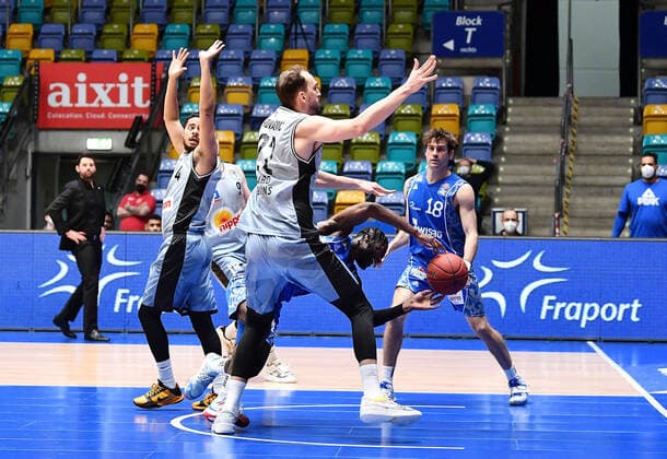 Basketball, BBL, Fraport Skyliners Frankfurt - HAKRO Merlins Crailsheim 04.04.2021, xjhx, Basketball BBL Bundesliga, Frankfurt Skyliners - Crailsheim Merlins emspor, v.l. Nimrod Hiliard (Harko Merlins Crailsheim), Matt Mobley (Fraport Skyliners Frankfurt), Dejan Kovacevic (Harko Merlins Crailsheim) Frankfurt am Main