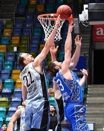 Basketball, BBL, Fraport Skyliners Frankfurt - HAKRO Merlins Crailsheim 04.04.2021, xjhx, Basketball BBL Bundesliga, Frankfurt Skyliners - Crailsheim Merlins emspor, v.l. Dejan Kovacevic (Harko Merlins Crailsheim), Marco Voeller (Fraport Skyliners Frankfurt) Frankfurt am Main