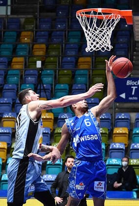 Basketball, BBL, Fraport Skyliners Frankfurt - HAKRO Merlins Crailsheim 04.04.2021, xjhx, Basketball BBL Bundesliga, Frankfurt Skyliners - Crailsheim Merlins emspor, v.l. Bodgan Radosavljevic (Harko Merlins Crailsheim), Len Adam Schoormann (Fraport Skyliners Frankfurt) Frankfurt am Main