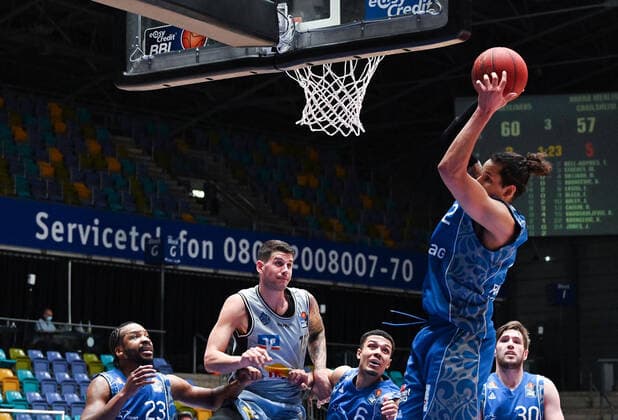 Basketball, BBL, Fraport Skyliners Frankfurt - HAKRO Merlins Crailsheim 04.04.2021, xjhx, Basketball BBL Bundesliga, Frankfurt Skyliners - Crailsheim Merlins emspor, v.l. Quantez Robertson (Fraport Skyliners Frankfurt), Bodgan Radosavljevic (Harko Merlins Crailsheim), Len Adam Schoormann (Fraport Skyliners Frankfurt), Michael Kessens (Fraport Skyliners Frankfurt) Frankfurt am Main