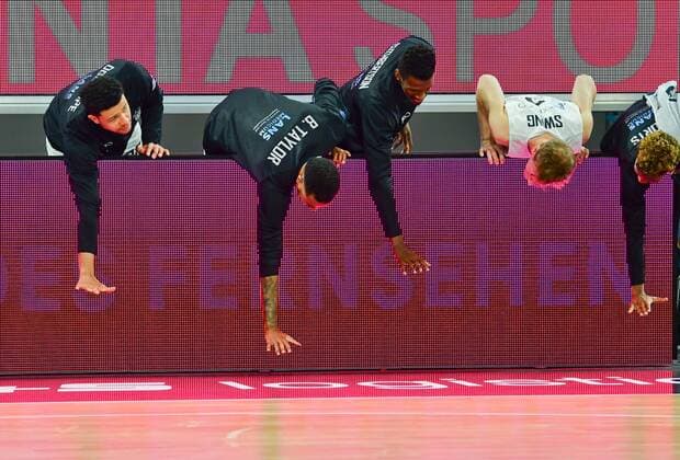 Bilder des Jahres 2021, Sport 04 April Sport Themen der Woche KW13 Sport Bilder des Tages BAMBERG 04.04.2021 --- Basketball ---- easycredit 1. Basketball Bundesliga ---- 26. Spieltag: Brose Bamberg vs Hamburg Towers --- Marvin Ogunsipe (26, Hamburg Towers), Bryce Taylor (44, Hamburg Towers), Zac Cuthbertson (40, Hamburg Towers), Jordan Swing (2, Hamburg Towers) und TJ Shorts (0, Hamburg Towers) verbeugen sich vor der Leistung ihrer Kollegen auf dem Feld. --- Foto: Hans-Martin Issler isslerimages ---- Brose Bamberg vs Hamburg Towers *** BAMBERG 04 04 2021 Basketball easycredit 1 Basketball Bundesliga 26 matchday Brose Bamberg vs Hamburg Towers Marvin Ogunsipe 26, Hamburg Towers , Bryce Taylor 44, Hamburg Towers , Zac Cuthbertson 40, Hamburg Towers , Jordan Swing 2, Hamburg Towers and TJ Shorts 0, Hamburg Towers take a bow to the performance of their colleagues on the field Photo Hans Martin Issler isslerimages Brose Bamberg vs Hamburg Towers