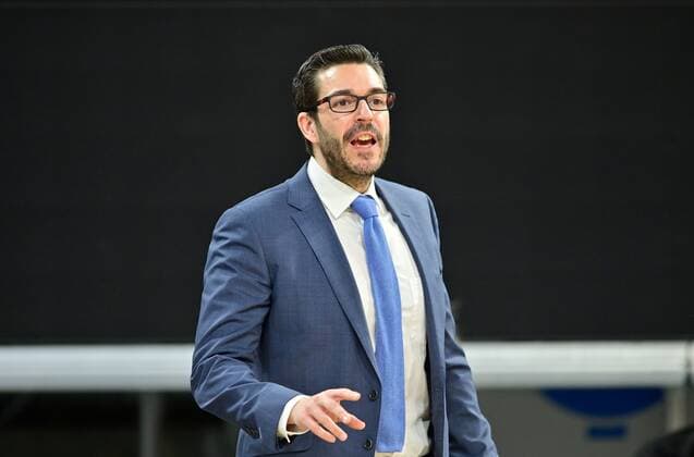 BAMBERG 04.04.2021 --- Basketball ---- easycredit 1. Basketball Bundesliga ---- 26. Spieltag: Brose Bamberg vs Hamburg Towers --- Miguel Angel Zapata (Assistantcoach Hamburg Towers) gibt Anweisung --- Foto: Hans-Martin Issler isslerimages ---- Brose Bamberg vs Hamburg Towers