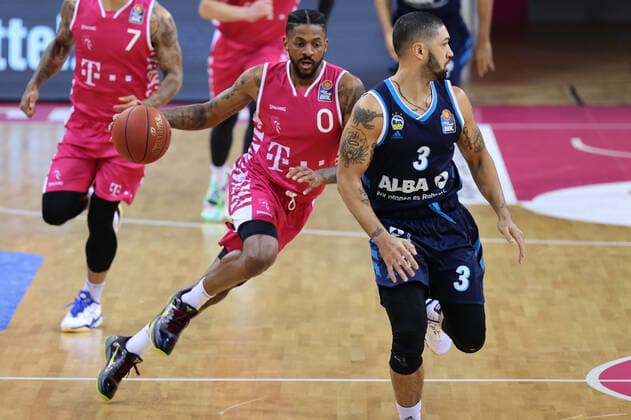 GER, Easycredit BBL, Telekom Baskets Bonn vs. Alba Berlin 04.04.2021, Telekom Dome, Bonn, GER, Easycredit BBL, Telekom Baskets Bonn vs. Alba Berlin, im Bild: James Thompson IV (Telekom Bonn 3), im Zweikampf gegen Peyton Siva (Alba Berlin 3),