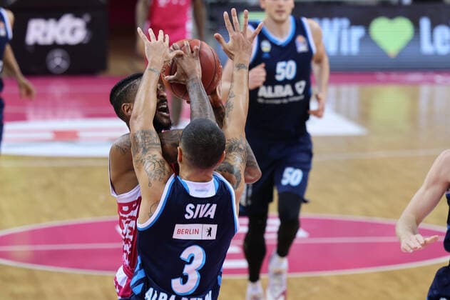 GER, Easycredit BBL, Telekom Baskets Bonn vs. Alba Berlin 04.04.2021, Telekom Dome, Bonn, GER, Easycredit BBL, Telekom Baskets Bonn vs. Alba Berlin, im Bild: James Thompson IV (Telekom Bonn 3), im Zweikampf gegen Peyton Siva (Alba Berlin 3),