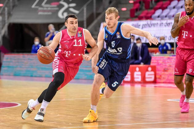 easyCredit BBL, Telekom Baskets Bonn vs. Alba Berlin, 04.04.2021 Anthony DiLeo (Telekom Baskets Bonn 11), Niels Giffey (Alba Berlin 5), easyCredit BBL, Telekom Baskets Bonn vs. Alba Berlin am 04.04.2021 im Telekom Dome Bonn, Bonn (Nordrhein-Westfalen) Copyright: xBEAUTIFULxSPORTS Mueller-Laschetx