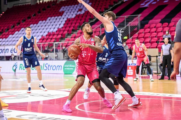 easyCredit BBL, Telekom Baskets Bonn vs. Alba Berlin, 04.04.2021 James Thompson IV (Telekom Baskets Bonn 3), Ben Lammers (Alba Berlin 50), easyCredit BBL, Telekom Baskets Bonn vs. Alba Berlin am 04.04.2021 im Telekom Dome Bonn, Bonn (Nordrhein-Westfalen) Copyright: xBEAUTIFULxSPORTS Mueller-Laschetx