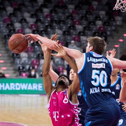 Bonn, 04.04.21: Jalen Hudson (Bonn, li.) gegen Ben Lammers (Berlin) im Basketball Bundesliga Spiel Telekom Baskets Bonn vs. Alba Berlin.