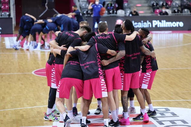 GER, Easycredit BBL, Telekom Baskets Bonn vs. Alba Berlin 04.04.2021, Telekom Dome, Bonn, GER, Easycredit BBL, Telekom Baskets Bonn vs. Alba Berlin, im Bild: Mannschaftskreis Bonn
