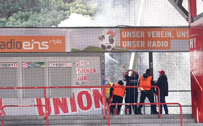 Bilder des Jahres 2021, Sport 04 April Sport Themen der Woche KW13 Sport Bilder des Tages Fussball, Herren, Saison 2020 2021, 1. Bundesliga (27. Spieltag), 1. FC Union Berlin - Hertha BSC, nach dem Zünden eines Feuerwerks brennt das Dach einer Imbissbude auf der Waldseite, Ordner versuchen, das Feuer zu löschen, 04.04. 2021, *** Football, men, 2020 2021 season, 1 Bundesliga 27 matchday , 1 FC Union Berlin Hertha BSC, after setting off fireworks, the roof of a snack bar on the forest side is on fire, stewards try to put out the fire, 04 04 2021, Copyright: xMatthiasxKochx