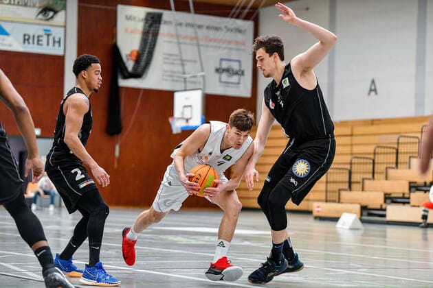 04.04.2021, xpsx, Basketball 2.Bundesliga Pro B Playoffs Gruppenphase, EBBECKE White Wings Hanau - ART Giants Düsseldorf v.l. Dennis Mavin (ART Giants Düsseldorf), Till-Joscha Jönke (EBBECKE WHITE WINGS Hanau), Lennart Boner (ART Giants Düsseldorf) Hanau Hessen Deutschland (DEU)