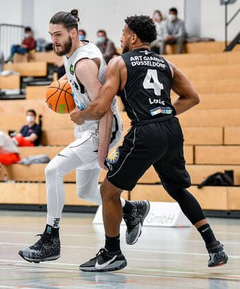 04.04.2021, xpsx, Basketball 2.Bundesliga Pro B Playoffs Gruppenphase, EBBECKE White Wings Hanau - ART Giants Düsseldorf v.l. Eduard Arques Lopenz (EBBECKE WHITE WINGS Hanau), Quadre Lollis (ART Giants Düsseldorf) Hanau Hessen Deutschland (DEU)