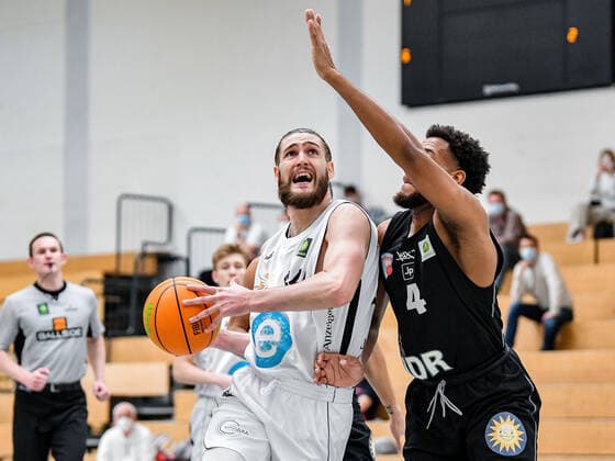 04.04.2021, xpsx, Basketball 2.Bundesliga Pro B Playoffs Gruppenphase, EBBECKE White Wings Hanau - ART Giants Düsseldorf v.l. Eduard Arques Lopenz (EBBECKE WHITE WINGS Hanau), Quadre Lollis (ART Giants Düsseldorf) Hanau Hessen Deutschland (DEU)