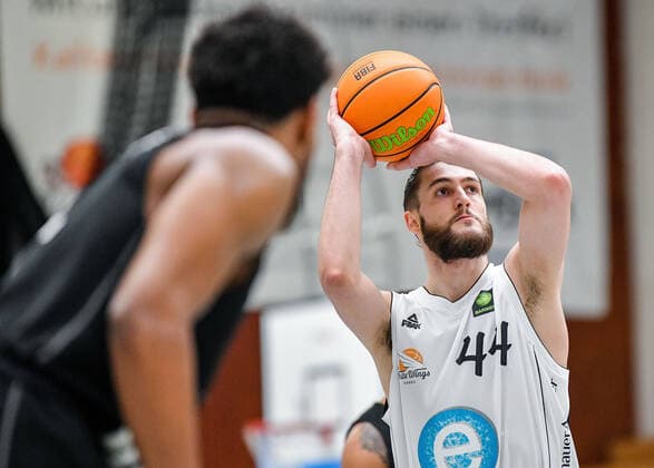 04.04.2021, xpsx, Basketball 2.Bundesliga Pro B Playoffs Gruppenphase, EBBECKE White Wings Hanau - ART Giants Düsseldorf v.l. Eduard Arques Lopenz (EBBECKE WHITE WINGS Hanau) Hanau Hessen Deutschland (DEU)