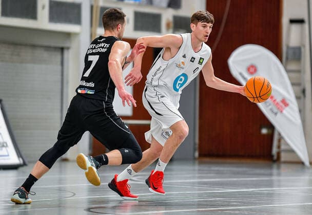 04.04.2021, xpsx, Basketball 2.Bundesliga Pro B Playoffs Gruppenphase, EBBECKE White Wings Hanau - ART Giants Düsseldorf v.l. Andrius Mikutis (ART Giants Düsseldorf), Till-Joscha Jönke (EBBECKE WHITE WINGS Hanau) Hanau Hessen Deutschland (DEU)