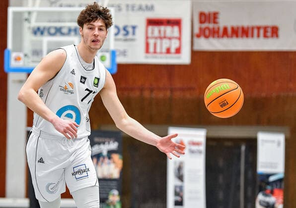 04.04.2021, xpsx, Basketball 2.Bundesliga Pro B Playoffs Gruppenphase, EBBECKE White Wings Hanau - ART Giants Düsseldorf v.l. Malik Kudic (EBBECKE WHITE WINGS Hanau) Hanau Hessen Deutschland (DEU)