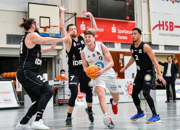 04.04.2021, xpsx, Basketball 2.Bundesliga Pro B Playoffs Gruppenphase, EBBECKE White Wings Hanau - ART Giants Düsseldorf v.l. Marian Schick (ART Giants Düsseldorf), Andrius Mikutis (ART Giants Düsseldorf), Till-Joscha Jönke (EBBECKE WHITE WINGS Hanau), Dennis Mavin (ART Giants Düsseldorf) Hanau Hessen Deutschland (DEU)