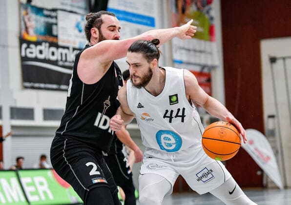 04.04.2021, xpsx, Basketball 2.Bundesliga Pro B Playoffs Gruppenphase, EBBECKE White Wings Hanau - ART Giants Düsseldorf v.l. Marian Schick (ART Giants Düsseldorf), Eduard Arques Lopenz (EBBECKE WHITE WINGS Hanau) Hanau Hessen Deutschland (DEU)