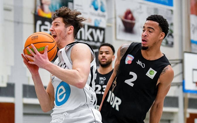 04.04.2021, xpsx, Basketball 2.Bundesliga Pro B Playoffs Gruppenphase, EBBECKE White Wings Hanau - ART Giants Düsseldorf v.l. Malik Kudic (EBBECKE WHITE WINGS Hanau), Dennis Mavin (ART Giants Düsseldorf) Hanau Hessen Deutschland (DEU)