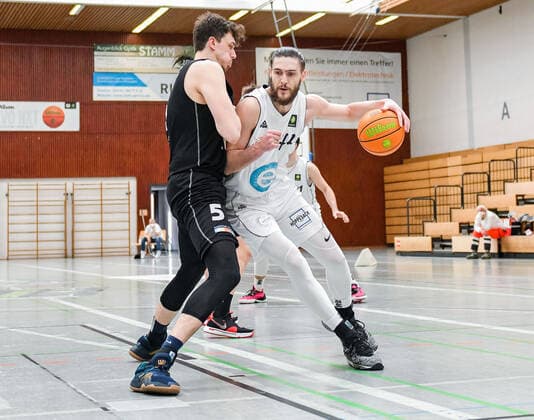 04.04.2021, xpsx, Basketball 2.Bundesliga Pro B Playoffs Gruppenphase, EBBECKE White Wings Hanau - ART Giants Düsseldorf v.l. Lennart Boner (ART Giants Düsseldorf), Eduard Arques Lopenz (EBBECKE WHITE WINGS Hanau) Hanau Hessen Deutschland (DEU)