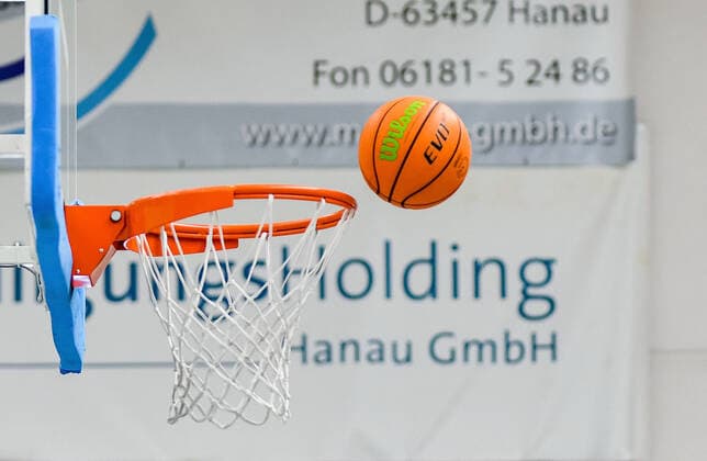 04.04.2021, xpsx, Basketball 2.Bundesliga Pro B Playoffs Gruppenphase, EBBECKE White Wings Hanau - ART Giants Düsseldorf v.l. Ball Basketball Symbolfoto Korb Basketballkorb Hanau Hessen Deutschland (DEU)