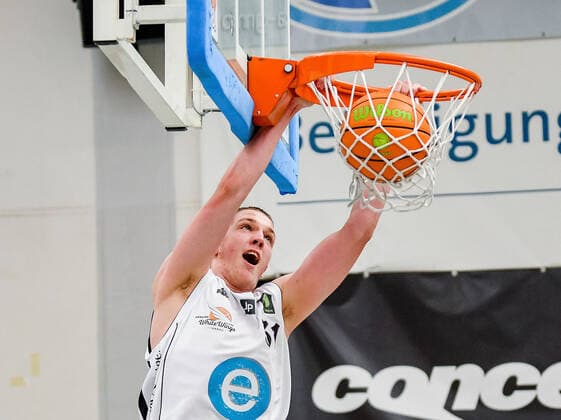 04.04.2021, xpsx, Basketball 2.Bundesliga Pro B Playoffs Gruppenphase, EBBECKE White Wings Hanau - ART Giants Düsseldorf v.l. Marko Dordevic (EBBECKE WHITE WINGS Hanau) Hanau Hessen Deutschland (DEU)
