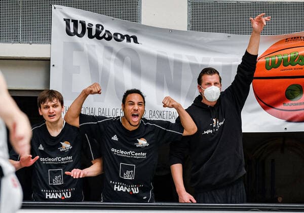 04.04.2021, xpsx, Basketball 2.Bundesliga Pro B Playoffs Gruppenphase, EBBECKE White Wings Hanau - ART Giants Düsseldorf v.l. jubel bank Hanau Omari Knox (EBBECKE WHITE WINGS Hanau), Josef Eichler (EBBECKE WHITE WINGS Hanau) Hanau Hessen Deutschland (DEU)