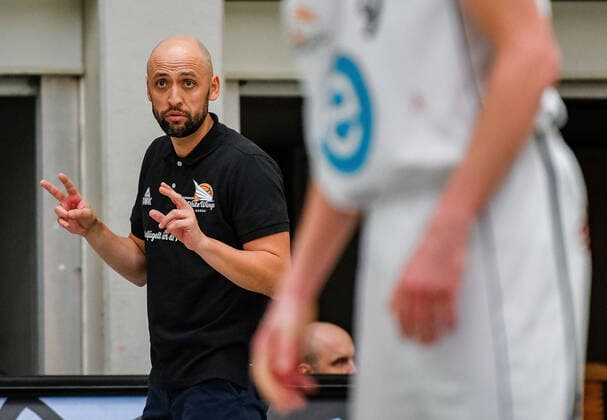 04.04.2021, xpsx, Basketball 2.Bundesliga Pro B Playoffs Gruppenphase, EBBECKE White Wings Hanau - ART Giants Düsseldorf v.l. Trainer Head Coach Kamil Stanislaw (EBBECKE WHITE WINGS Hanau) Hanau Hessen Deutschland (DEU)