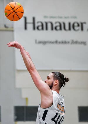 04.04.2021, xpsx, Basketball 2.Bundesliga Pro B Playoffs Gruppenphase, EBBECKE White Wings Hanau - ART Giants Düsseldorf v.l. Eduard Arques Lopenz (EBBECKE WHITE WINGS Hanau) Hanau Hessen Deutschland (DEU)