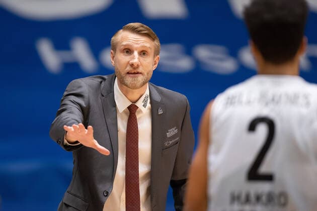 Fraport Skyliners - HAKRO Merlins Crailsheim, easyCredit BBL Head Coach Tuomas Iisalo Headcoach (Crailsheim) gibt Trae Bell-Haynes (Crailsheim, 2) Anweisungen. Basketball-Spiel der easyCredit BBL zwischen den Fraport Skyliners und HAKRO Merlins Crailsheim am 4. April 2021 in der Fraport-Arena in Frankfurt am Main., Frankfurt am Main Hessen Deutschland Fraport-Arena
