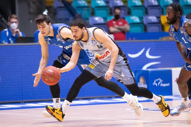 Fraport Skyliners - HAKRO Merlins Crailsheim, easyCredit BBL Laufduell zwischen Nimrod Hilliard IV (Crailsheim, 4) und Bruno Vrcic (Fraport Skyliners, 7). Basketball-Spiel der easyCredit BBL zwischen den Fraport Skyliners und HAKRO Merlins Crailsheim am 4. April 2021 in der Fraport-Arena in Frankfurt am Main., Frankfurt am Main Hessen Deutschland Fraport-Arena