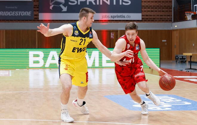 04.04.2021, Basketball, BBL 2020 2021, 26. Spieltag, s.Oliver Wuerzburg - EWE Baskets Oldenburg, GER, Wuerzburg, s.Oliver Arena, Bild: v. li. Tomislaw Gabric (EWE Baskets Oldenburg) und Nils Hassfurther (s.Oliver Wuerzburg) Copyright: HMBxMedia xHeikoxBecker