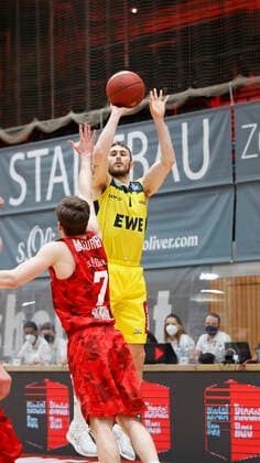 04.04.2021, Basketball, BBL 2020 2021, 26. Spieltag, s.Oliver Wuerzburg - EWE Baskets Oldenburg, GER, Wuerzburg, s.Oliver Arena, Bild: v. li. Nils Hassfurther (s.Oliver Wuerzburg) und Keith Hornsby (EWE Baskets Oldenburg) Copyright: HMBxMedia xHeikoxBecker