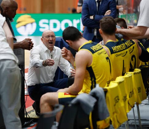 04.04.2021, Basketball, BBL 2020 2021, 26. Spieltag, s.Oliver Wuerzburg - EWE Baskets Oldenburg, GER, Wuerzburg, s.Oliver Arena, Bild: Auszeit mit Headcoach: Mladen Drijencic (EWE Baskets Oldenburg) Copyright: HMBxMedia xHeikoxBecker