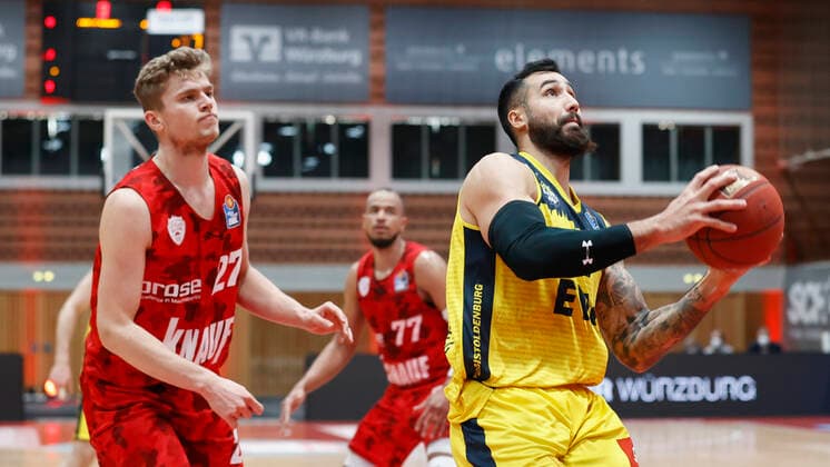 04.04.2021, Basketball, BBL 2020 2021, 26. Spieltag, s.Oliver Wuerzburg - EWE Baskets Oldenburg, GER, Wuerzburg, s.Oliver Arena, Bild: v. li. Jonas Weitzel (s.Oliver Wuerzburg) und Martin Breuning (EWE Baskets Oldenburg) Copyright: HMBxMedia xHeikoxBecker