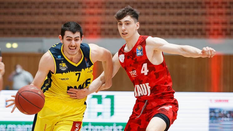 04.04.2021, Basketball, BBL 2020 2021, 26. Spieltag, s.Oliver Wuerzburg - EWE Baskets Oldenburg, GER, Wuerzburg, s.Oliver Arena, Bild: v. li. Sebastian Herrera (EWE Baskets Oldenburg) ud Julius Boehmer (s.Oliver Wuerzburg) Copyright: HMBxMedia xHeikoxBecker