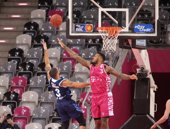 James Thompson IV Telekom Baskets Bonn vs. Peyton Siva ALBA BERLIN , Block easyCredit BBL 1. Bundesliga , Saison 2020 2021 , 26. Spieltag
