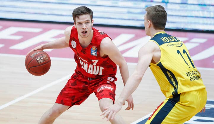 04.04.2021, Basketball, BBL 2020 2021, 26. Spieltag, s.Oliver Wuerzburg - EWE Baskets Oldenburg, GER, Wuerzburg, s.Oliver Arena, Bild: v. li. Nils Hassfurther (s.Oliver Wuerzburg) und Jacob Hollatz (EWE Baskets Oldenburg) Copyright: HMBxMedia xHeikoxBecker