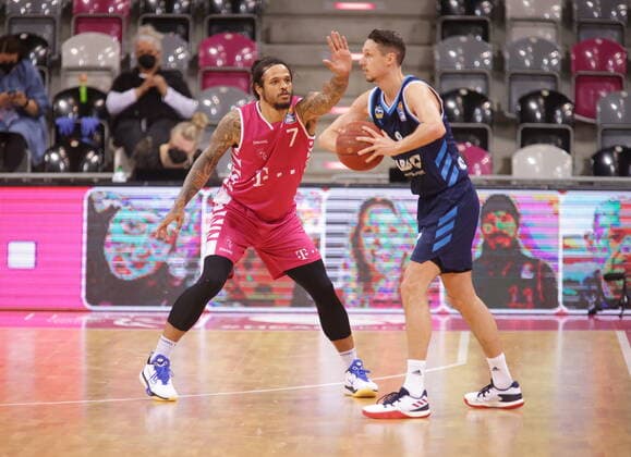 Chris Babb Telekom Baskets Bonn vs. Marcus Eriksson ALBA BERLIN easyCredit BBL 1. Bundesliga , Saison 2020 2021 , 26. Spieltag