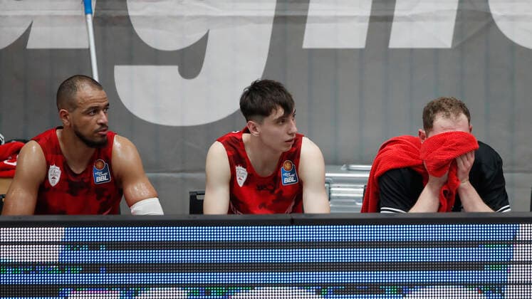 04.04.2021, Basketball, BBL 2020 2021, 26. Spieltag, s.Oliver Wuerzburg - EWE Baskets Oldenburg, GER, Wuerzburg, s.Oliver Arena, Bild: v. li. Alex King (s.Oliver Wuerzburg), Julius Boehmer (s.Oliver Wuerzburg) und Felix Hoffmann (s.Oliver Wuerzburg) Copyright: HMBxMedia xHeikoxBecker
