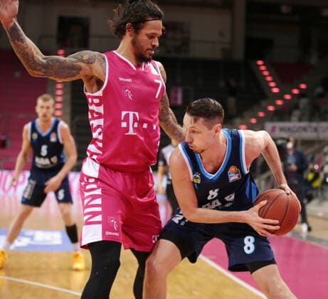 Chris Babb Telekom Baskets Bonn vs. Marcus Ericsson ALBA BERLIN easyCredit BBL 1. Bundesliga , Saison 2020 2021 , 26. Spieltag