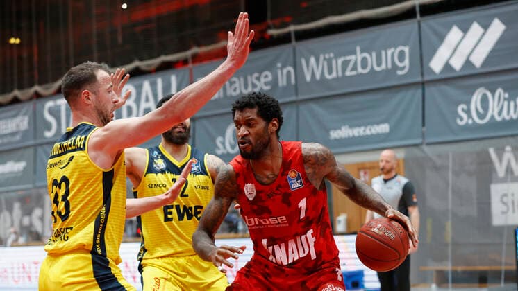 04.04.2021, Basketball, BBL 2020 2021, 26. Spieltag, s.Oliver Wuerzburg - EWE Baskets Oldenburg, GER, Wuerzburg, s.Oliver Arena, Bild: v. li. Philipp Schwethelm (EWE Baskets Oldenburg), Martin Breuning (EWE Baskets Oldenburg) und Perry Jones III (s.Oliver Wuerzburg) Copyright: HMBxMedia xHeikoxBecker