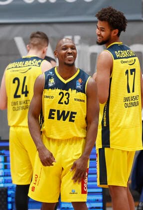 04.04.2021, Basketball, BBL 2020 2021, 26. Spieltag, s.Oliver Wuerzburg - EWE Baskets Oldenburg, GER, Wuerzburg, s.Oliver Arena, Bild: Jubeln nach dem Sieg, Rickey Paulding (EWE Baskets Oldenburg) li. und Norris Agbakoko (EWE Baskets Oldenburg) Copyright: HMBxMedia xHeikoxBecker